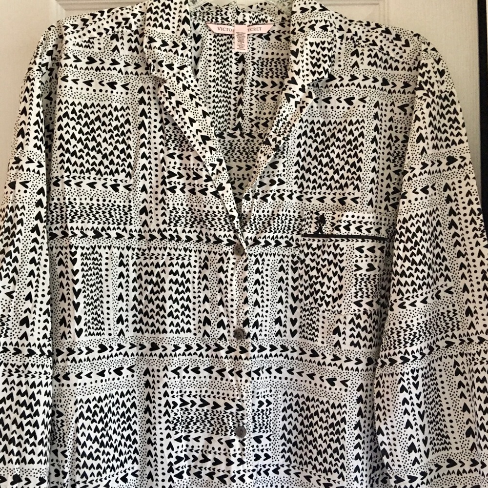 Heart-print Victoria’s Secret sleep 😴 shirt!❤️ - Picture 9 of 11